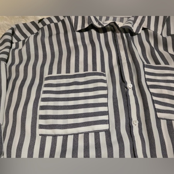 Everly Women’s Size L Black & White Striped Shirt With Embroidered Flowers EUC - Picture 5 of 8